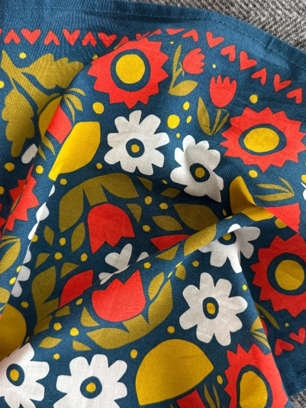 NWT, HANKER BANDANA IN DARLING, COLORFUL FLORAL PRINT!